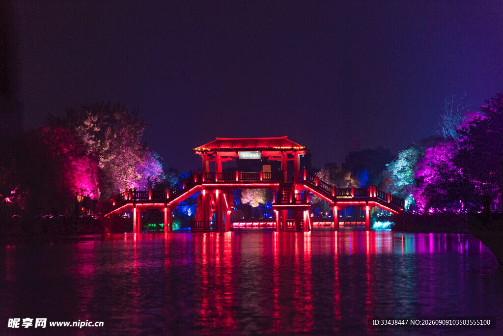 夜晚绚丽灯光下的水上建筑