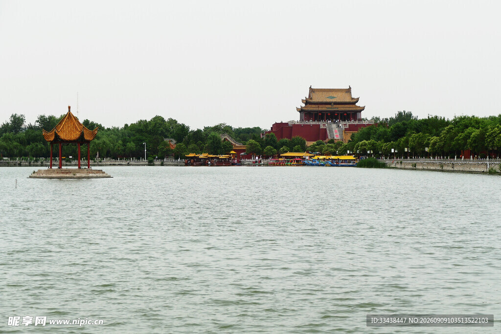 湖畔古建筑景观
