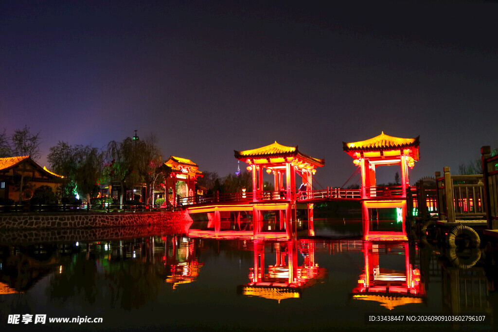 湖畔夜景中的绚丽中式亭阁