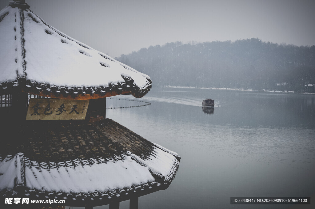 雪覆古亭映寒江