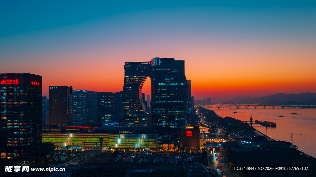 城市黄昏天际线绚丽景观
