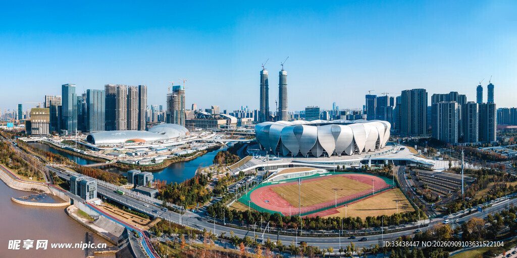 城市天际线与多彩广场景观