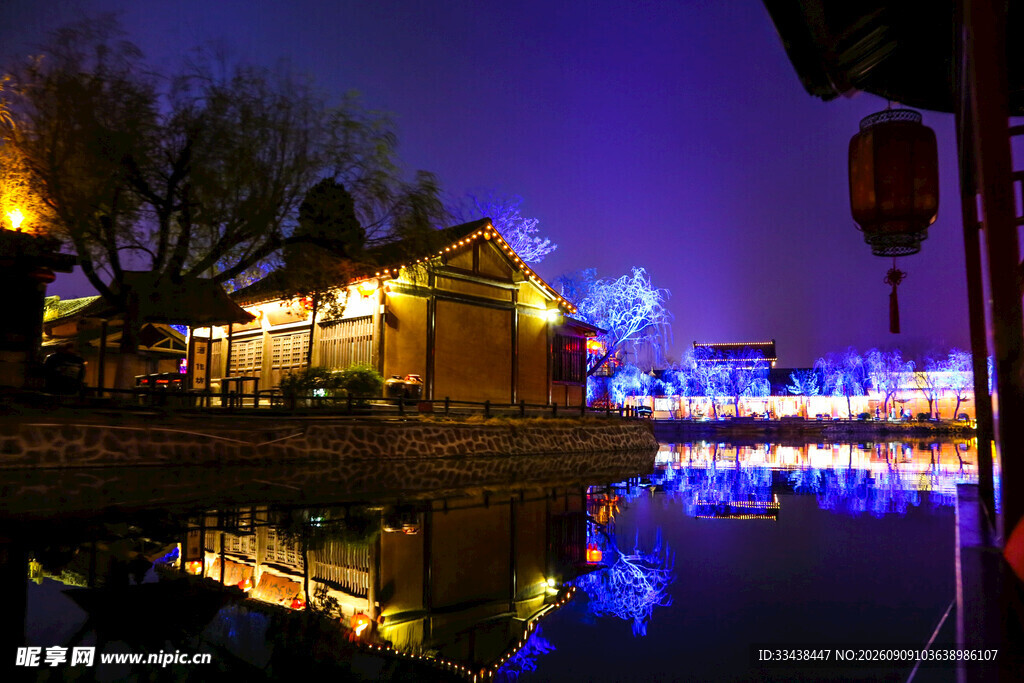 水乡夜景璀璨灯光映古建