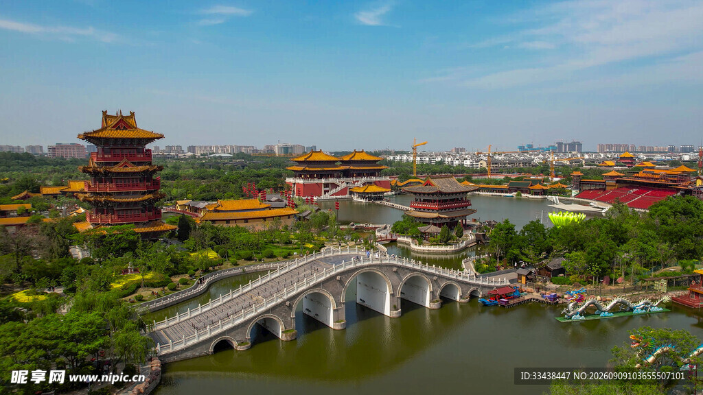 古典园林桥景与楼阁风光