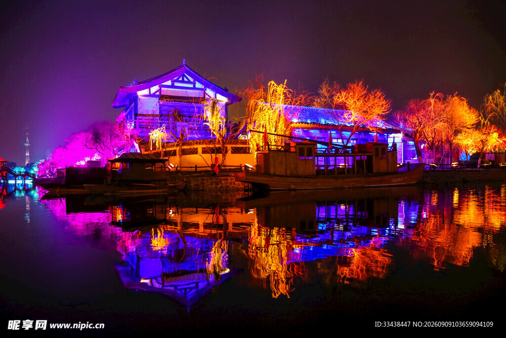 梦幻夜景中的璀璨水边建筑