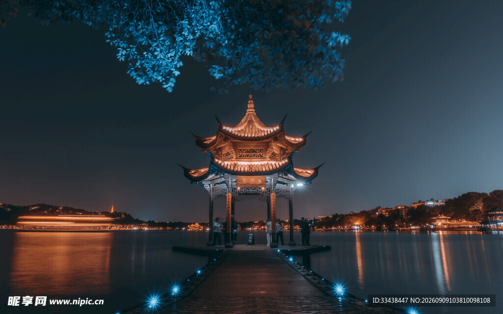 湖畔夜亭静谧迷人景致