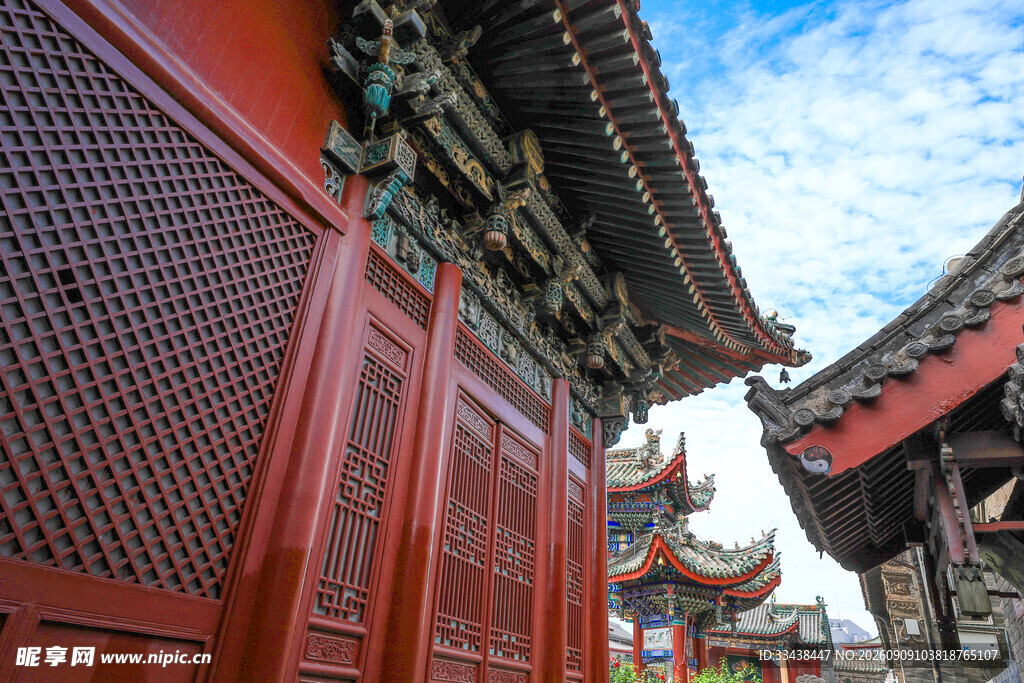 中式古建筑红墙与飞檐