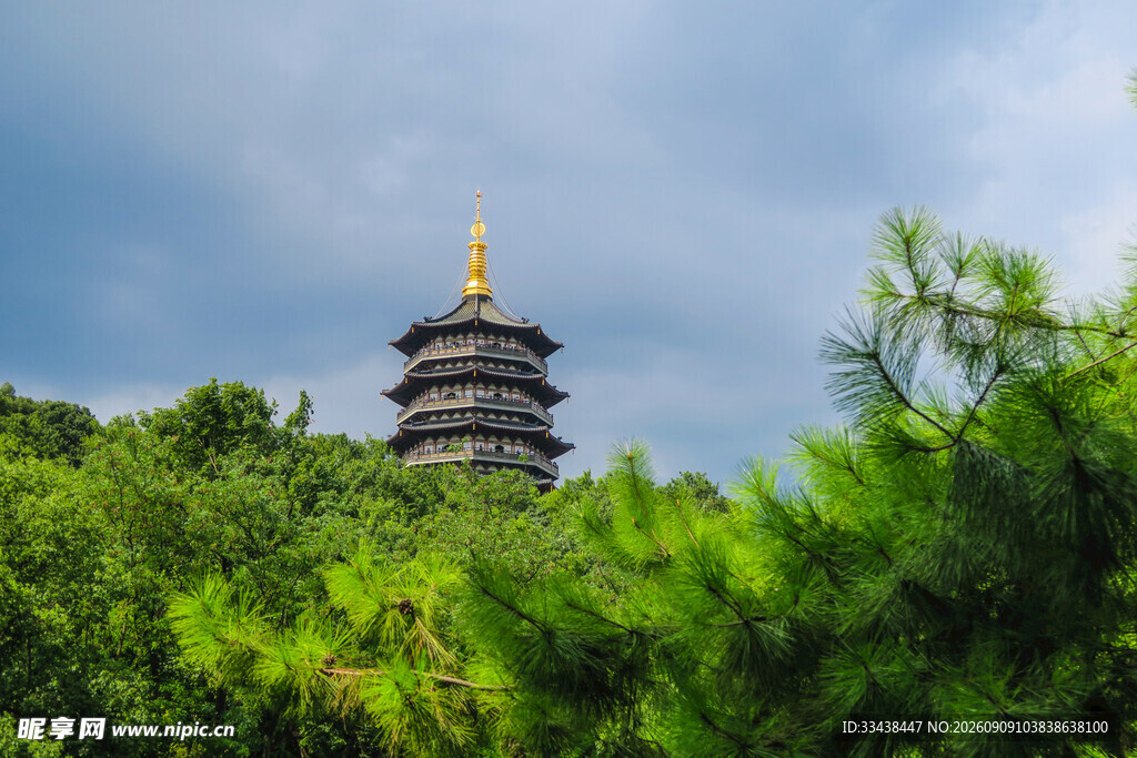 雷峰塔隐于葱郁树林间