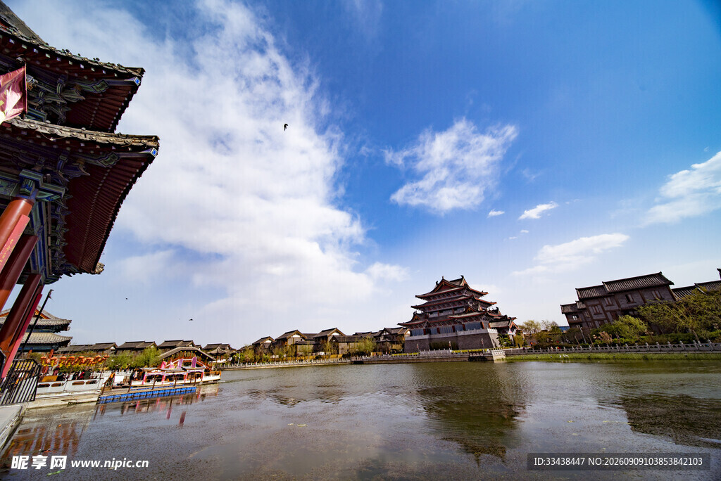 湖畔古建筑蓝天白云美景