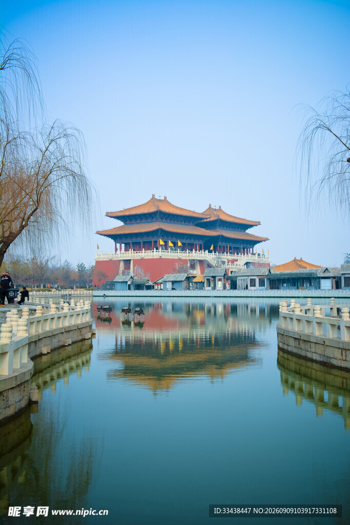中式古建筑旁的平静湖水