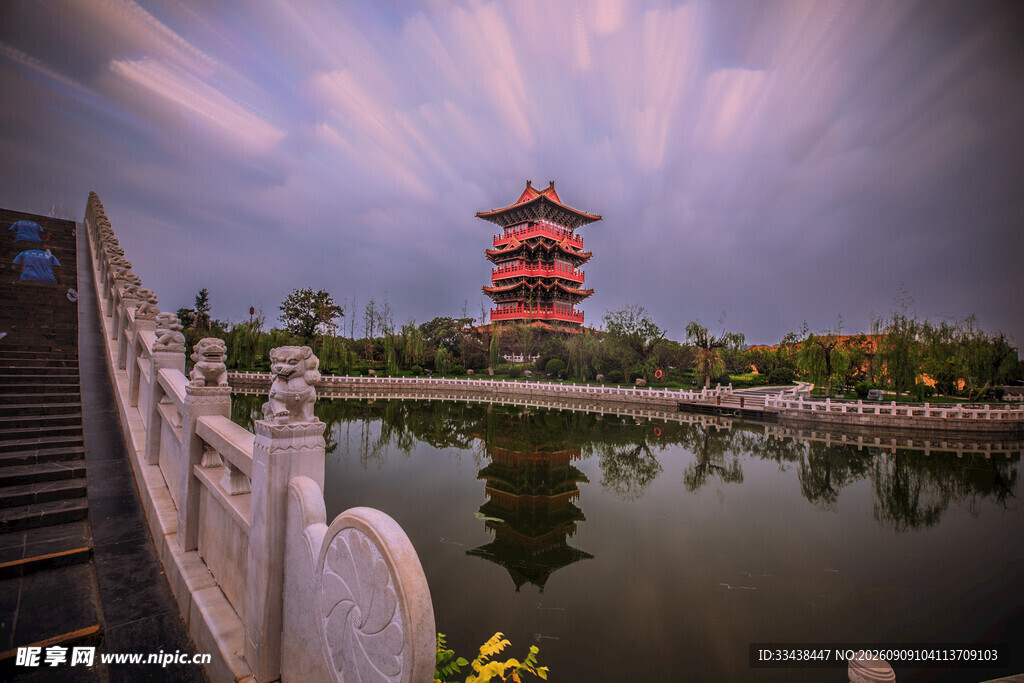 湖畔古亭映晚霞
