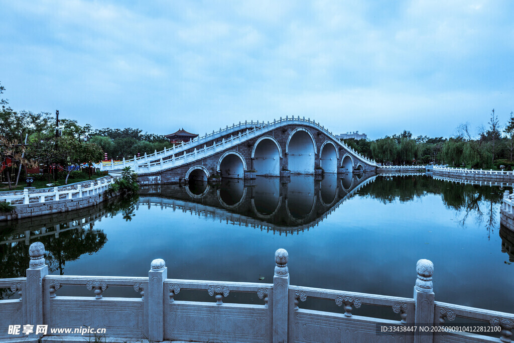 湖上拱桥美景