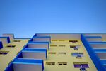 蓝黄相间的现代建筑外观