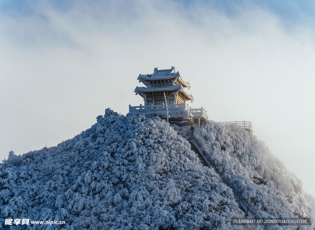 雪覆山峦上的古典楼阁