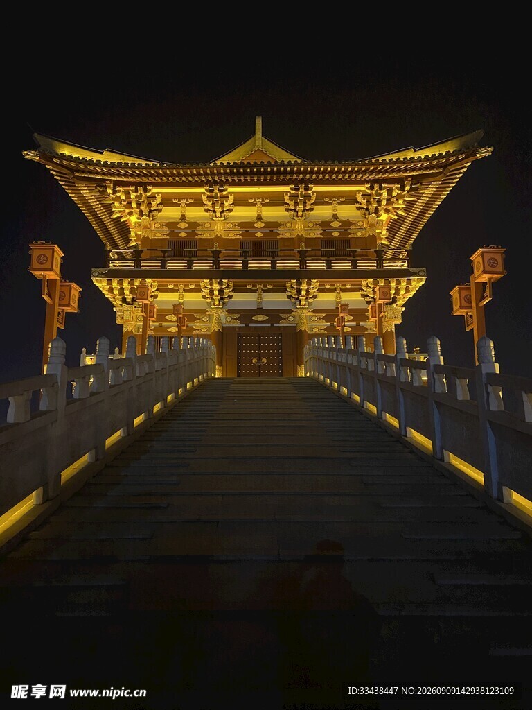 古建夜景璀璨华光映长廊
