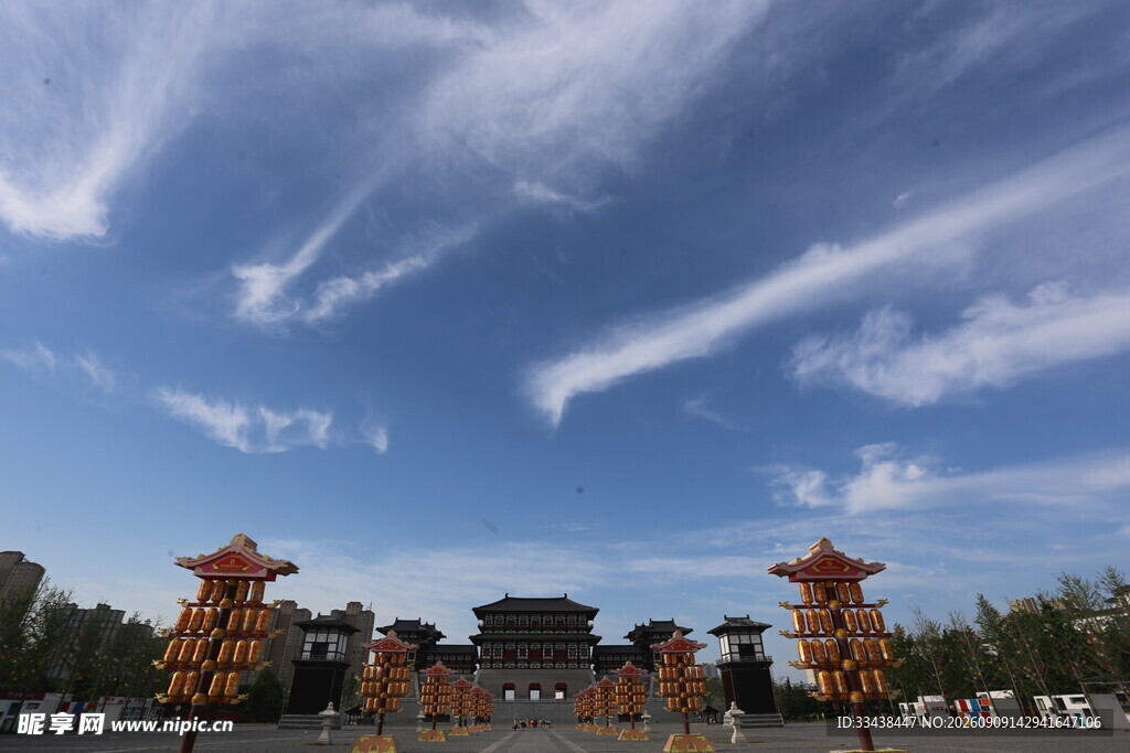 蓝天白云下的中式古建筑