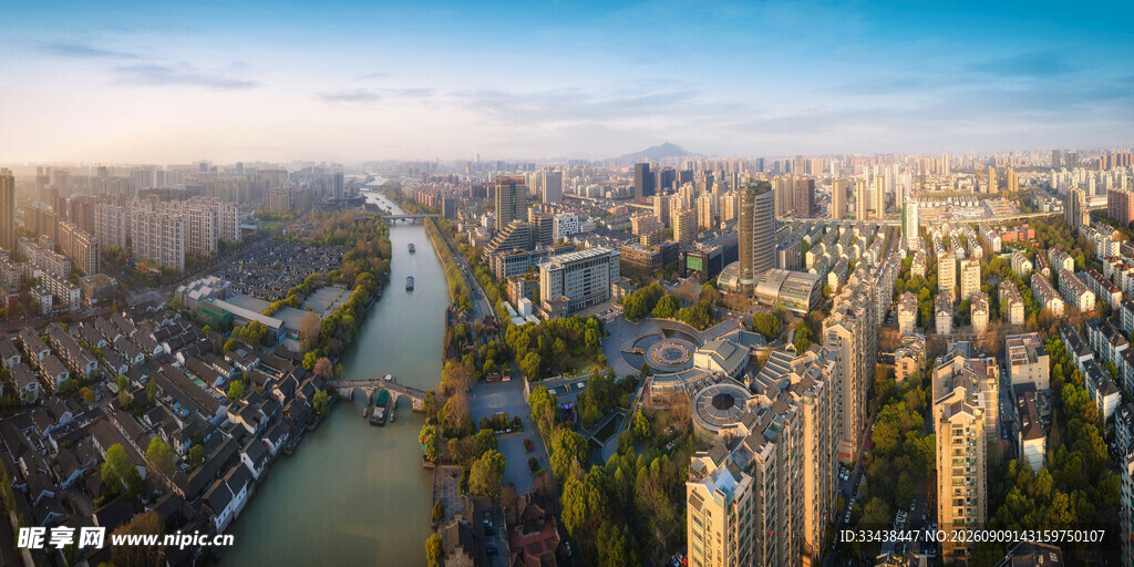 城市河畔高楼景观