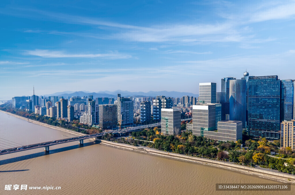 城市江畔高楼林立景观