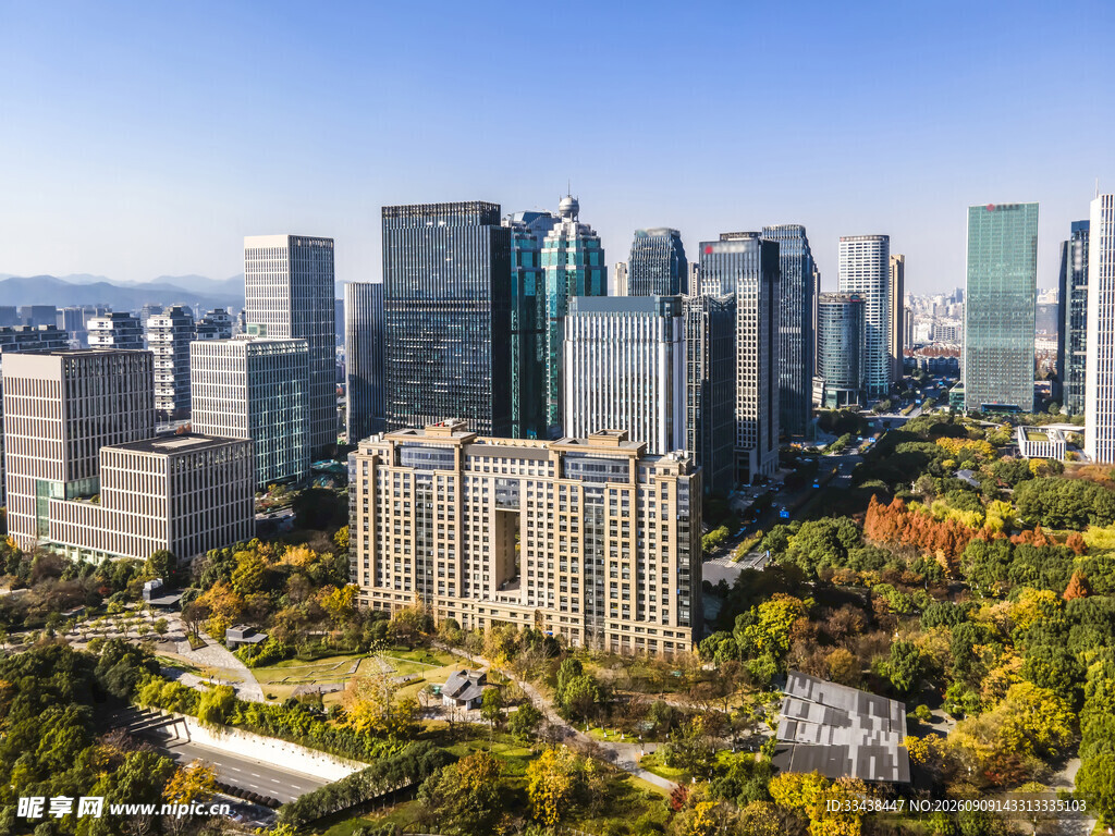 都市秋日繁华建筑群景观