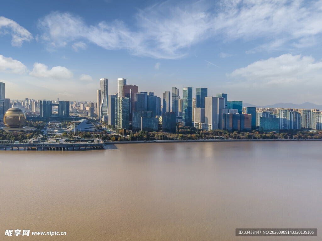 江边城市天际线景观