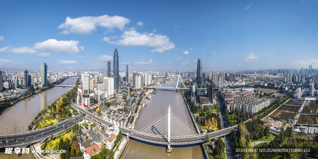 城市天际线与河流风光