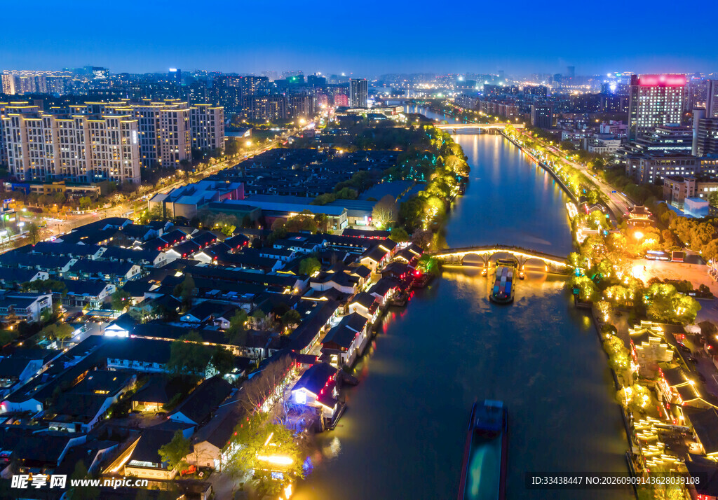 城市河畔夜景璀璨风光