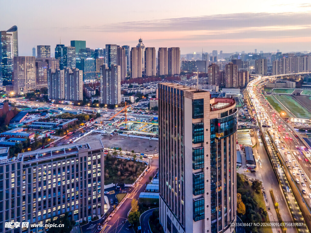 城市天际线与交通景观