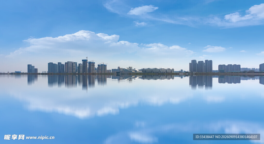 湖畔城市风光倒影美景