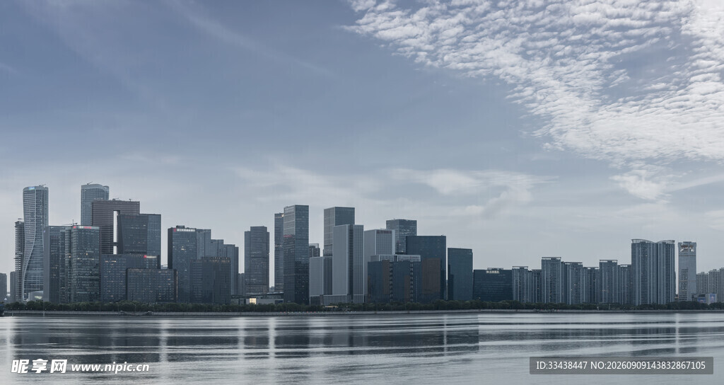 城市天际线与平静水面