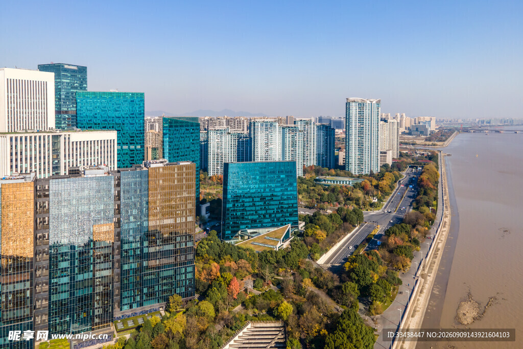 城市河畔的现代高楼景观