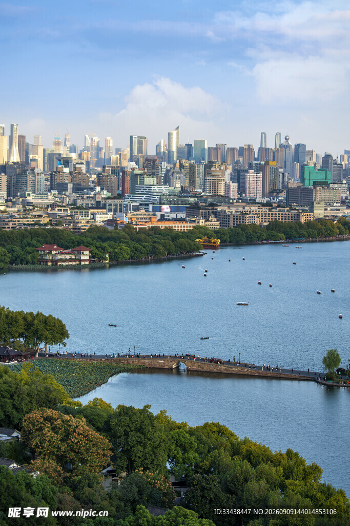 湖畔城市风光