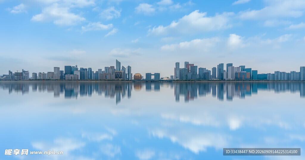 城市天际线与水面倒影美景
