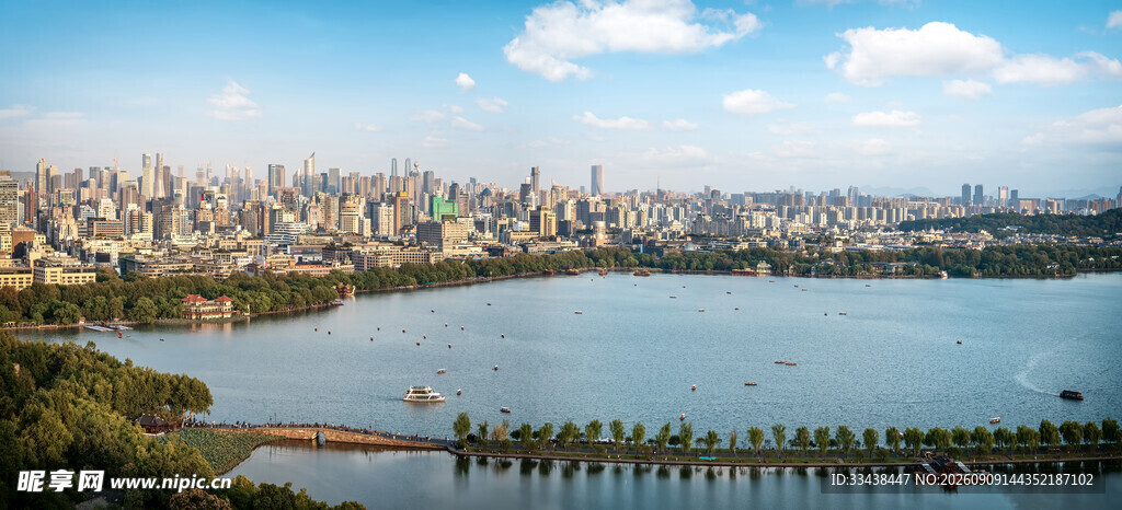 城市湖畔风光