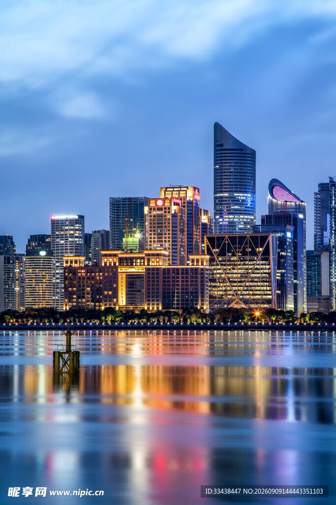 城市夜景中的璀璨天际线