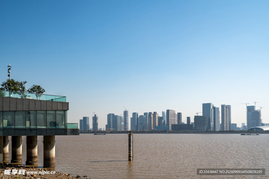 江边城市天际线景观