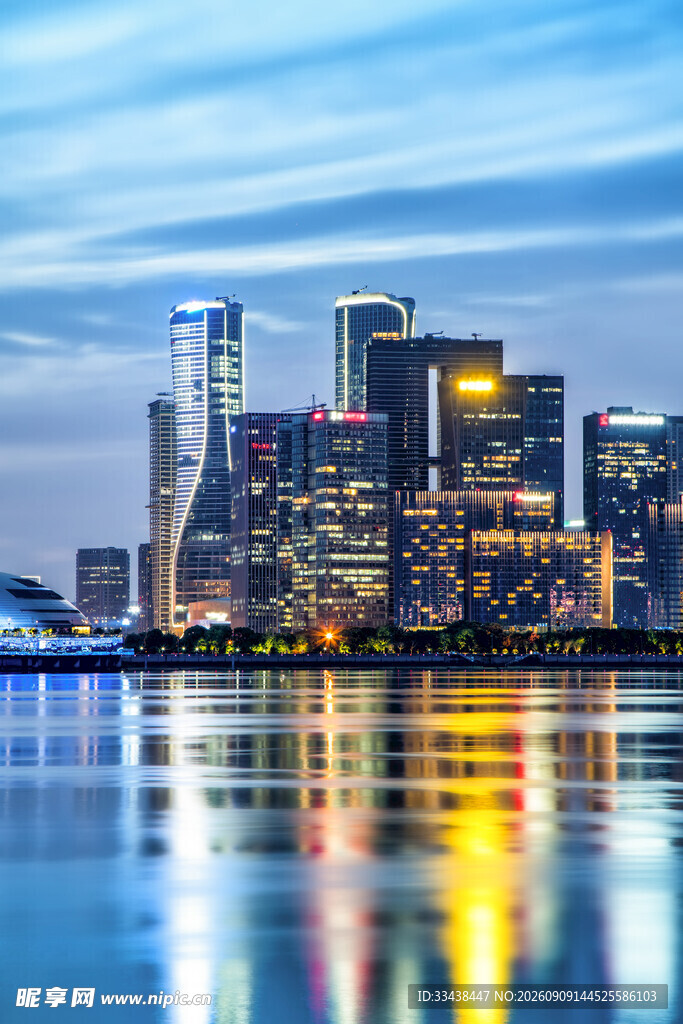 城市璀璨夜景倒映水面