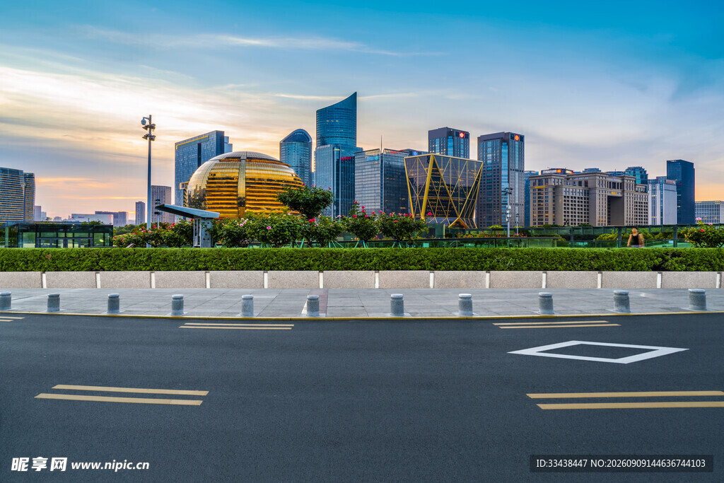 城市道路旁的现代建筑景观
