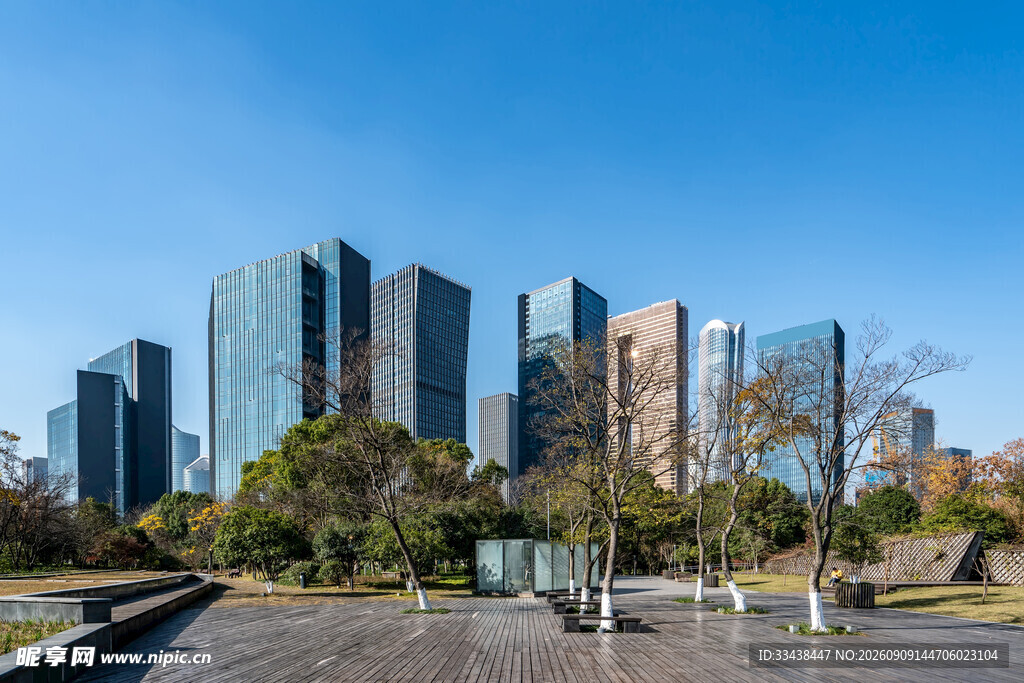 城市高楼与开阔道路景观