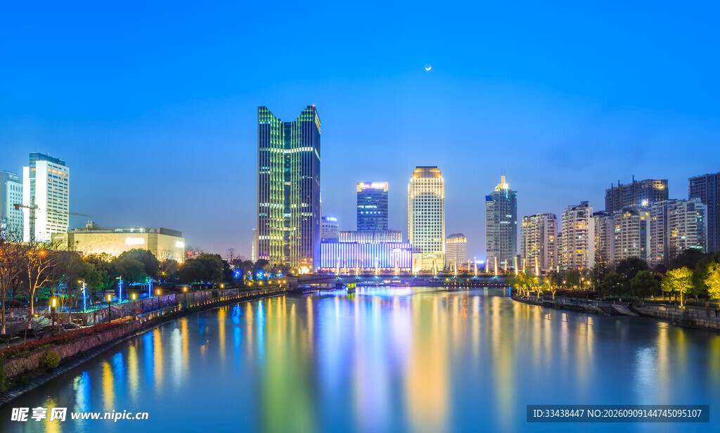 城市河畔璀璨夜景