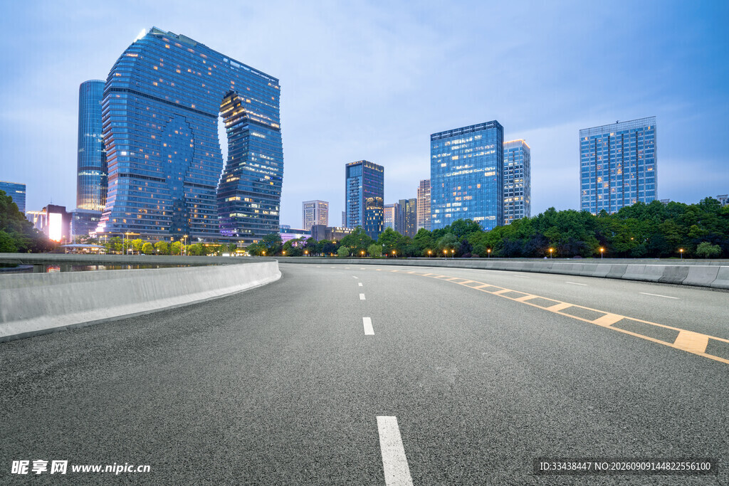 城市道路与现代建筑群