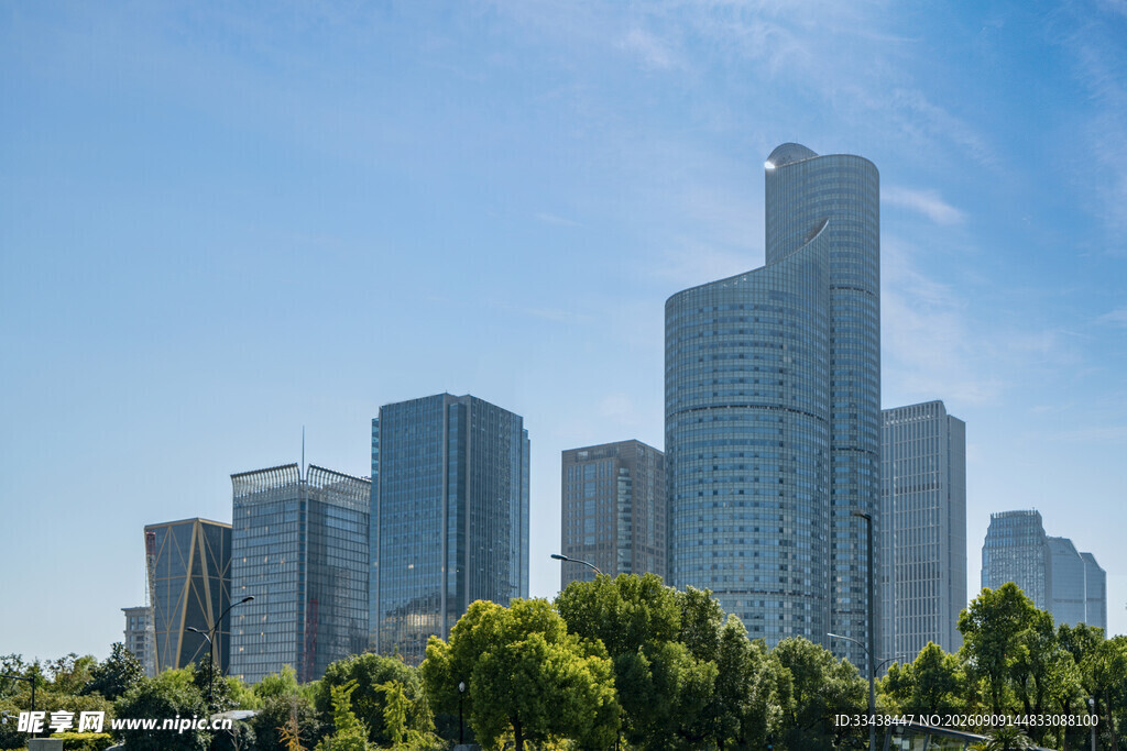 城市天际线与葱郁绿树