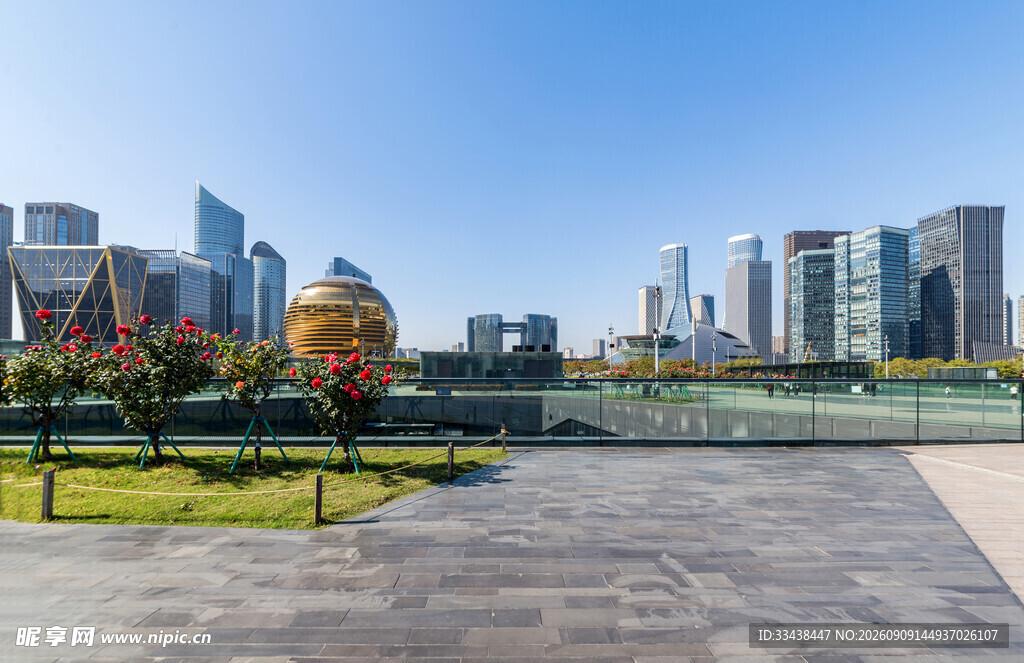城市河畔开阔景观