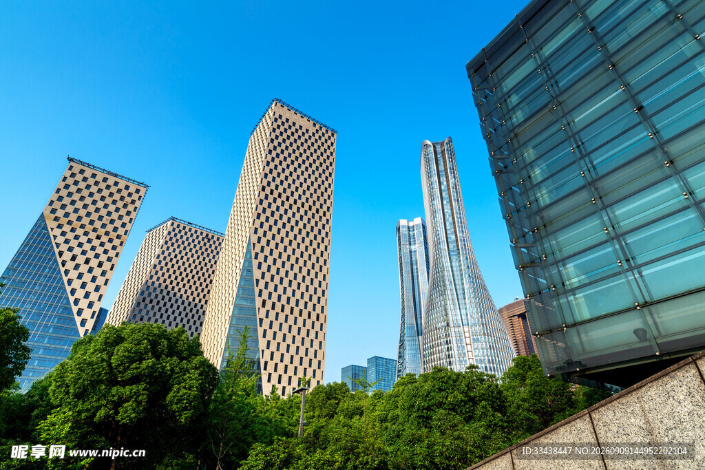 城市高楼与葱郁绿树景观