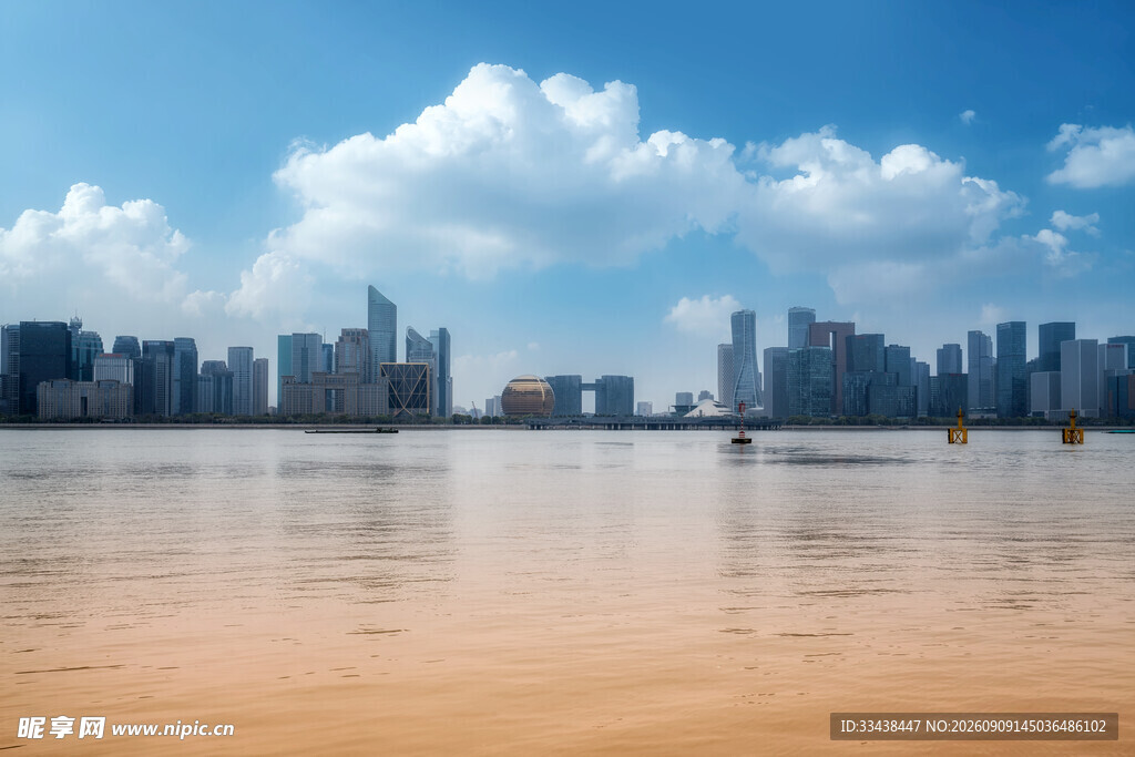 江边城市天际线美景