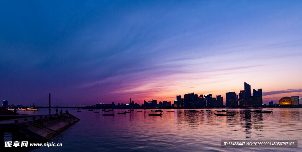 城市湖畔美丽黄昏景色