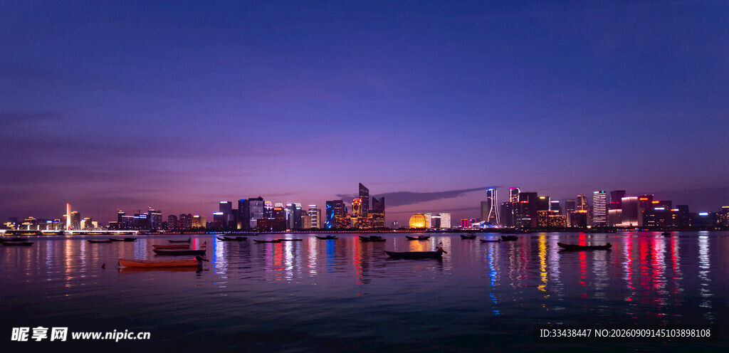 城市夜景中的璀璨水岸风光