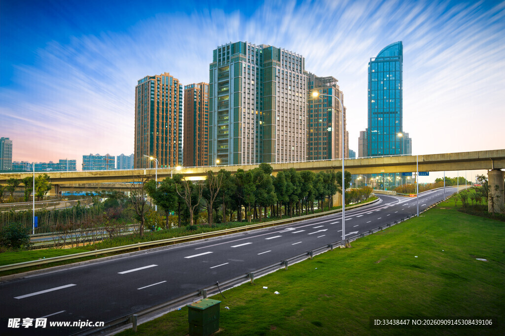 城市道路与林立高楼景观