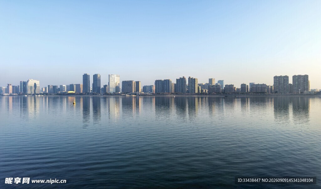 城市天际线映于平静水面
