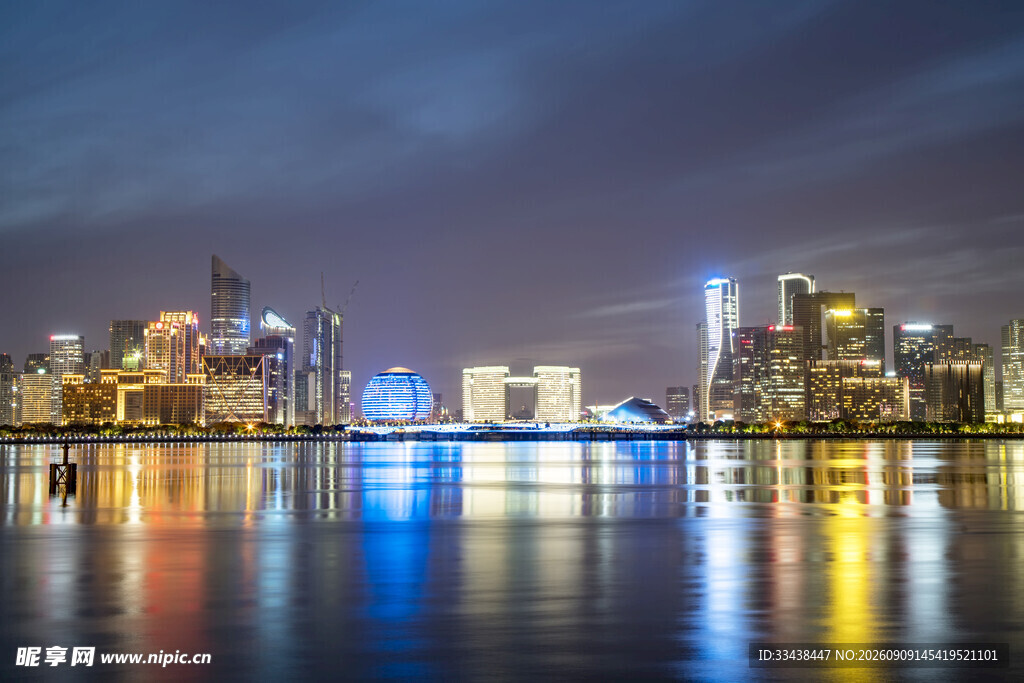 城市璀璨夜景倒映水面