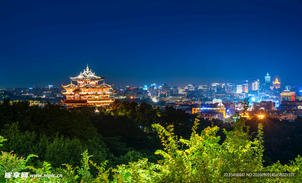 夜幕下的城市与古建筑景观